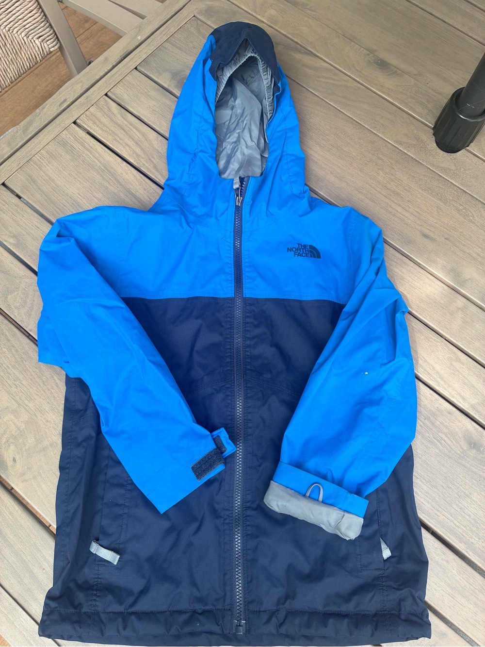 The North Face Kids Blue and Navy Waterproof Hooded Rain Jacket Windbreaker Sz 8